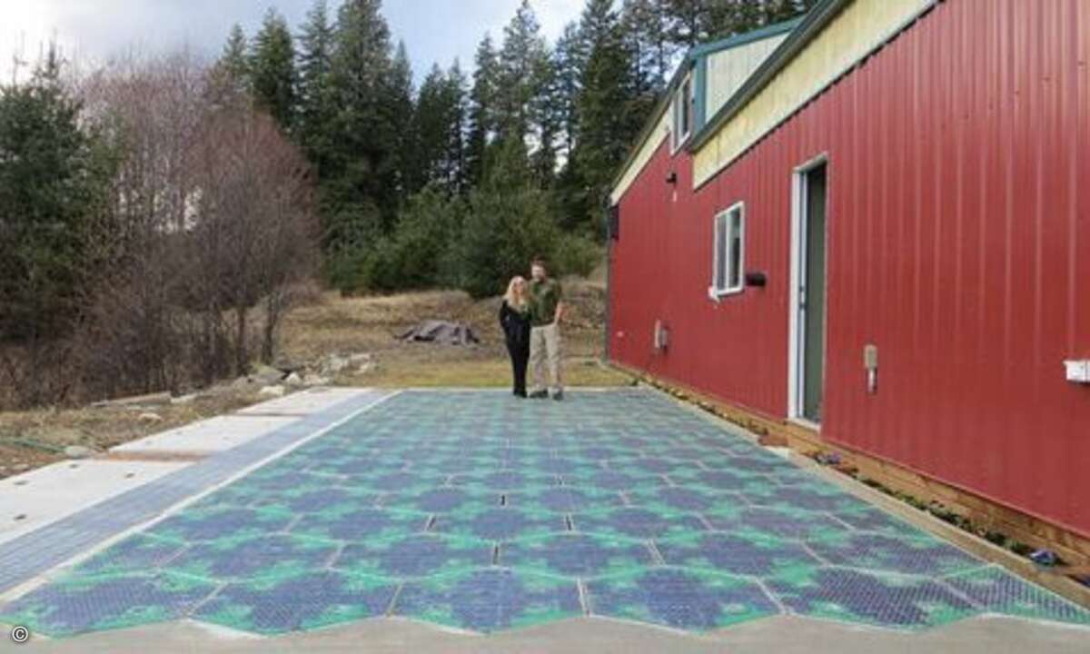 Das Gründer-Ehepaar: Julie und Scott Brusaw. Die Idee kam den beiden, als Julie ihren Mann, einen Elektroingenieur, fragte, wieso eigentlich nicht die Straßen als Fläche für Solarzellen verwendet werden (Bild: Solar Roadways)