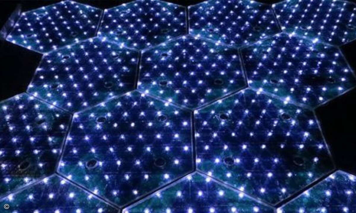 In der Glasoberfläche der Solarzellen sind LEDs integriert. Sie können zur Beleuchtung oder für Hinweise auf der Straße (Abbiegepfeile, Stop-Zeichen, etc.) verwendet werden (Bild: Solar Roadways)