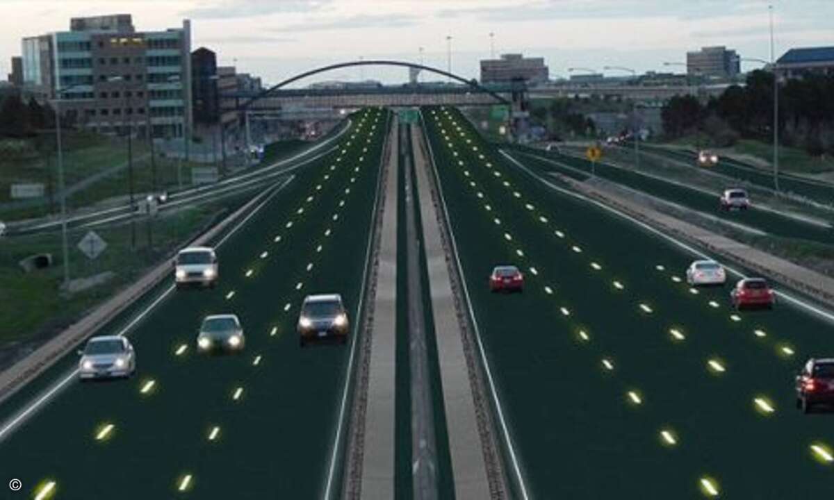 Die LEDs in der Glasoberfläche der Solarzellen können als Straßenbeschriftung verwendet werden (Bild: Solar Roadways)