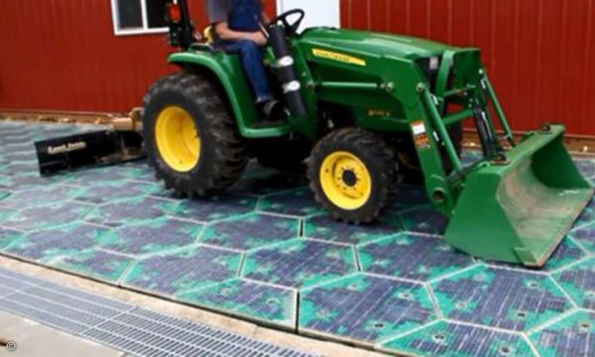Belastungstest: Ob die Solarzellen auch belastbar sind, wurde u.a. mit diesem Traktor getestet (Bild: Solar Roadways)
