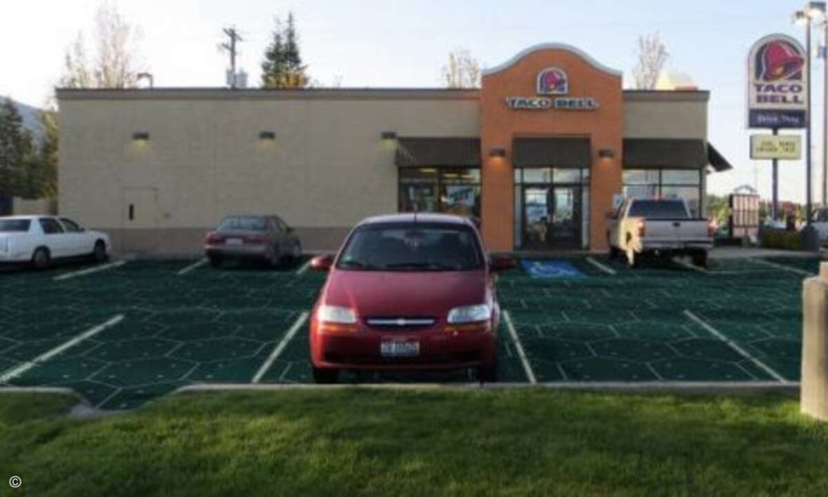 So könnte der Parkplatz von Taco Bell mit den grünen Solarzellen aussehen. Laut Unternehmen könnten mit einem Kilometer Solarstraße rund 1000 Haushalte mit Strom versorgt werden (Bild: Solar Roadways)