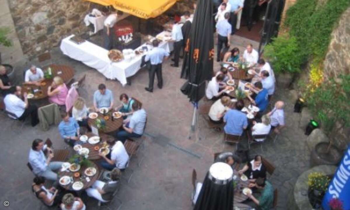 Die Besucher konnten sich in idyllischer Athmosphäre stärken (Bild: CRN)