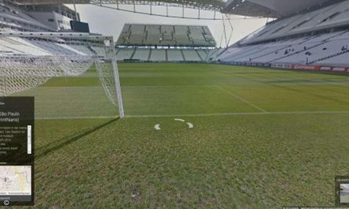 So wird Manuel Neuer beim Abstoß die Arena de São Paulo (Arena Corinthians) sehen. 
65.000 Personen haben in der Arena de São Paulo Platz. Das Stadion ist während der FIFA Fußball-Weltmeisterschaft 2014 Austragungsort des Eröffnungsspiels sowie drei