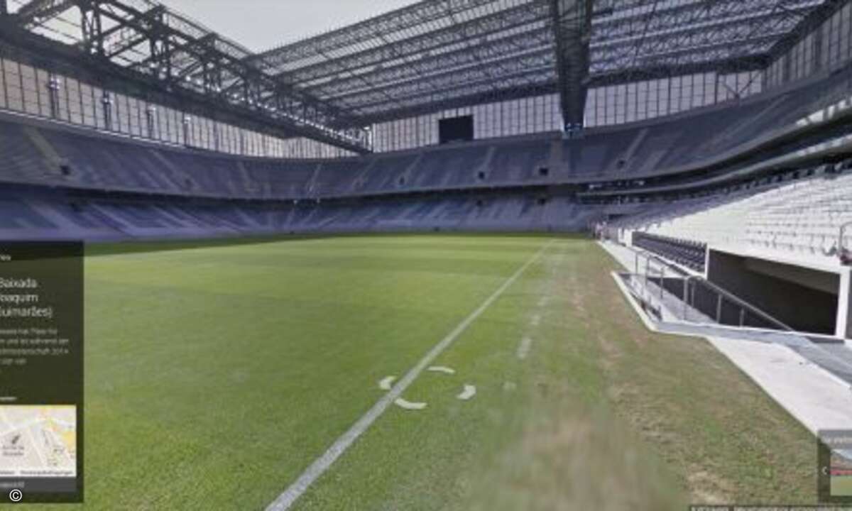 Blick aus der Coaching-Zone in der Arena da Baixada (Estádio Joaquim Américo Guimarães).
Die Arena de Baixada hat Platz für 41.000 Personen und ist während der FIFA Fußball-Weltmeisterschaft 2014 Austragungsort von vier Gruppenspielen.
(Bild: Scr