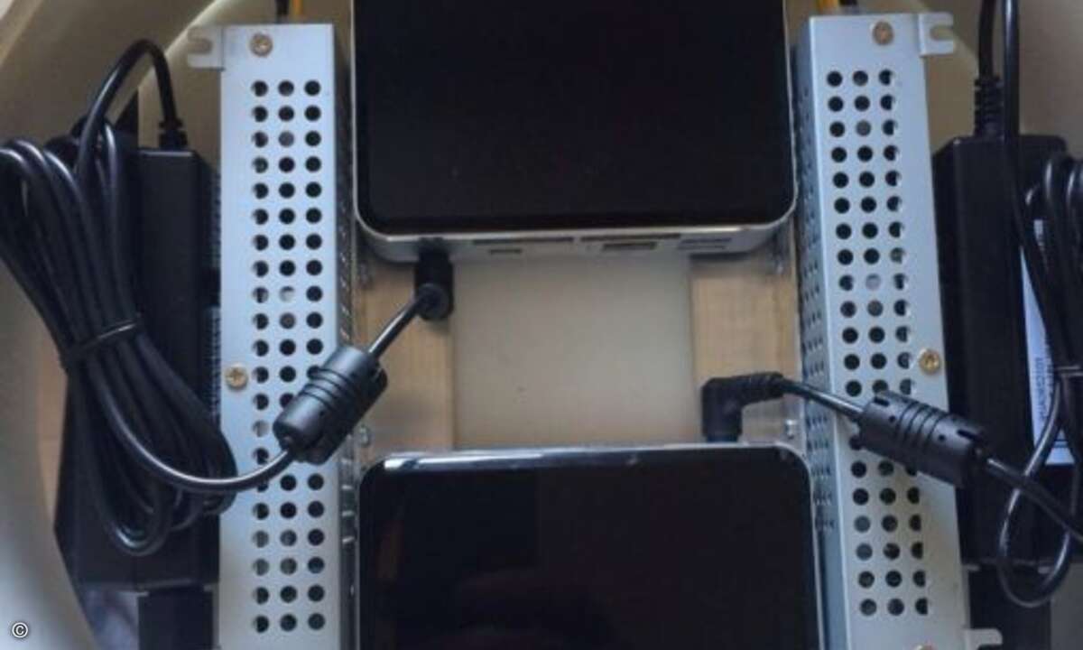 Zwei aktuelle Mini-PCs von Intel (NUC) übernehmen die Steuerung von Rechenwerken, Vernetzung und Speicher. (Bild: Brian Guarraci)