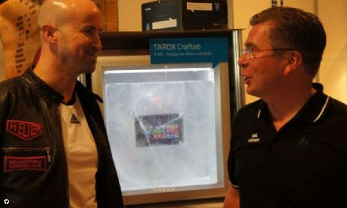 Ein neues Produkt-Highlight war das Craftab von Tarox: Uwe Hüfner von Tarox (rechts) erläutert Matthäus Hose, Publisher ITK bei WEKA-FACHMEDIEN, die Vorteile des Business-Tablets (Bild: CRN)
