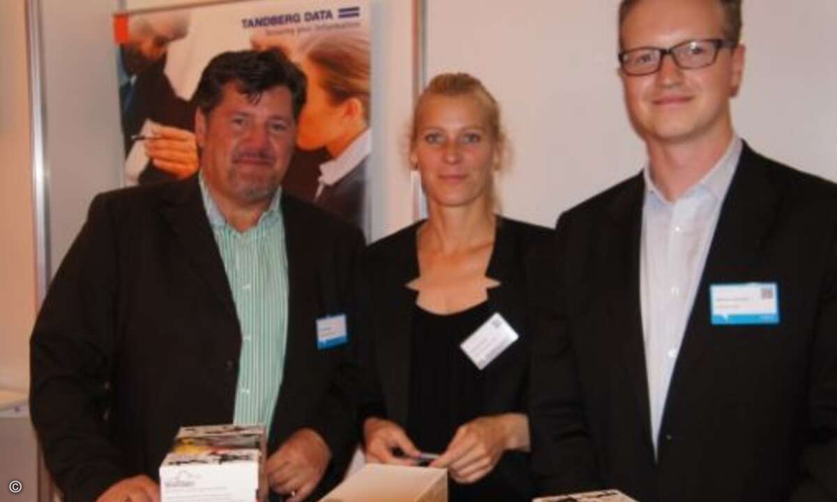 Zufriedene Aussteller: Dirk Severin (links) und Marvin Schmidt von Tandberg Data mit Sandra Hanel (CRN) (Bild: CRN)
