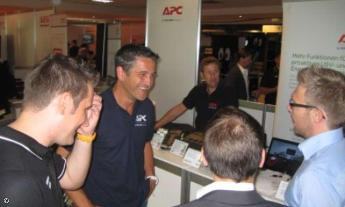 Dieter Rahe freut sich über den Andrang am APC-Stand (Bild: CRN)
