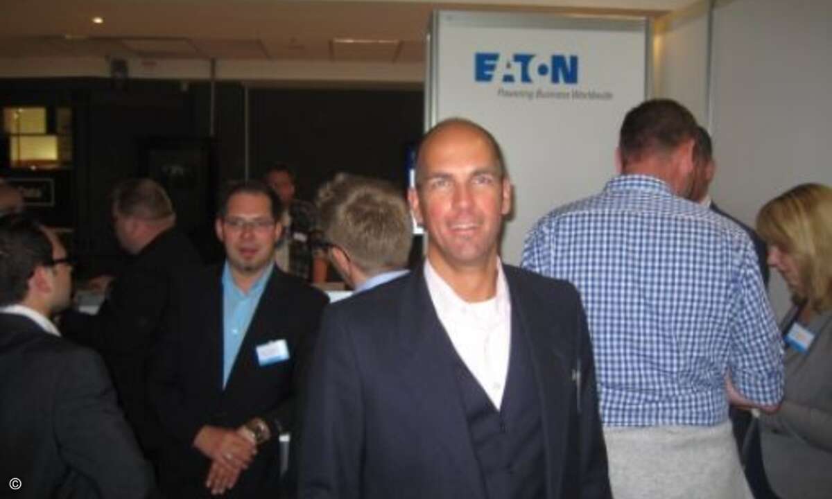Cosmas Steinke am gut besuchten Eaton-Stand (Bild: CRN)