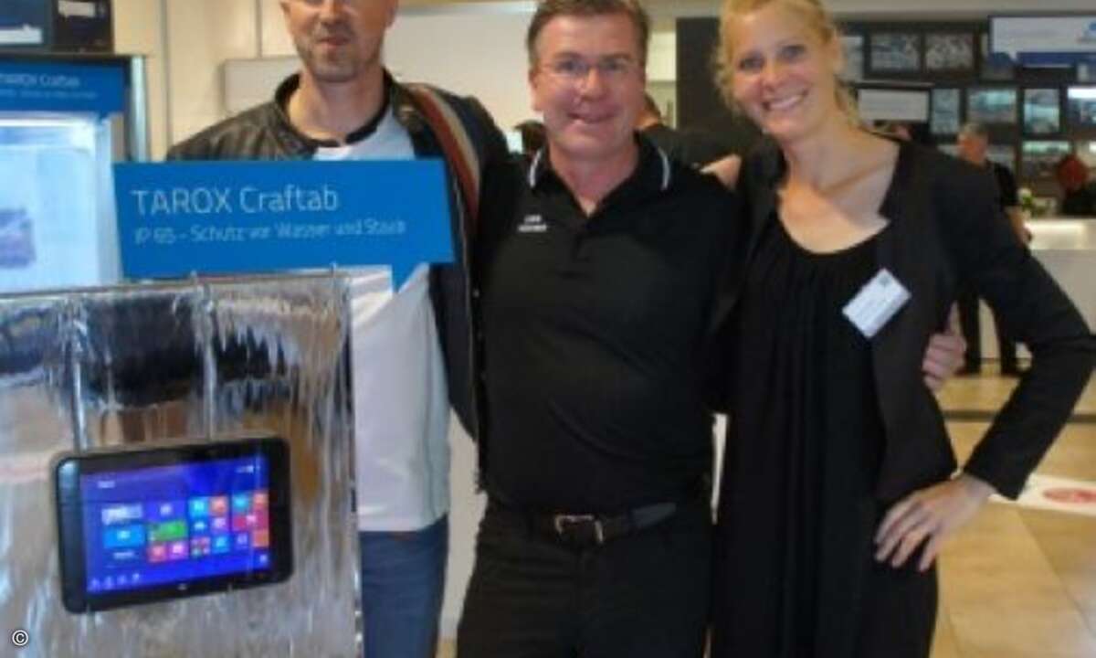 Tarox-Manager Uwe Hüfner (Mitte) mit Matthäus Hose und Sandra Hanel von CRN (Bild: CRN)
