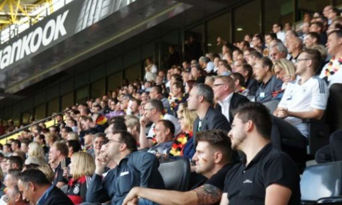 Gespannt verfolgten die Messegäste das Spiel von den Stadionrängen aus (Bild: CRN)