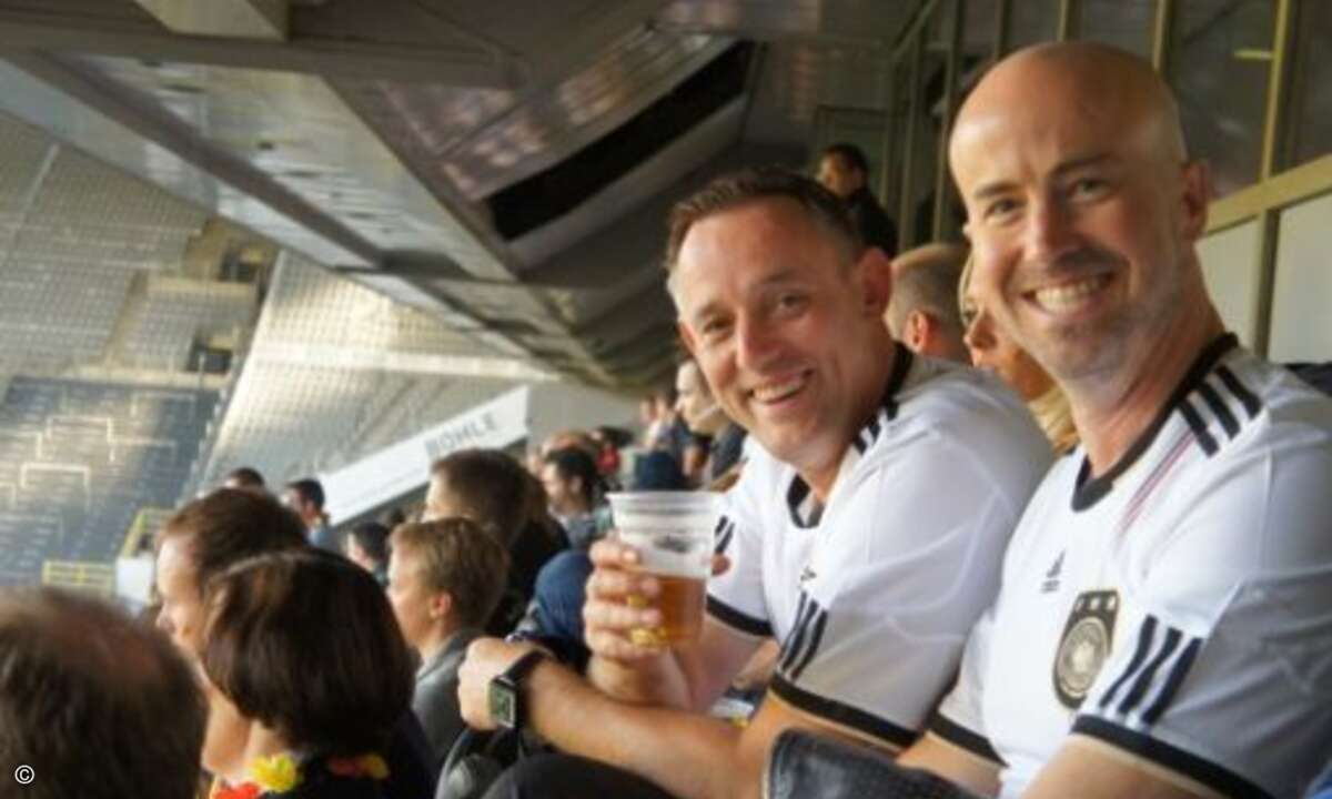 Tarox-Chef Bernd Tillmann und Matthäus Hose feuerten die Nationalmannschaft an (Bild: CRN)