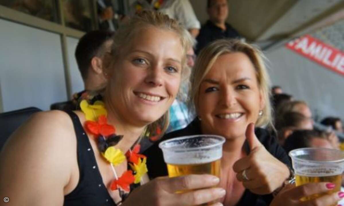 Die CRN-Damen genießen das Sommerwetter im Stadion (Bild: CRN)