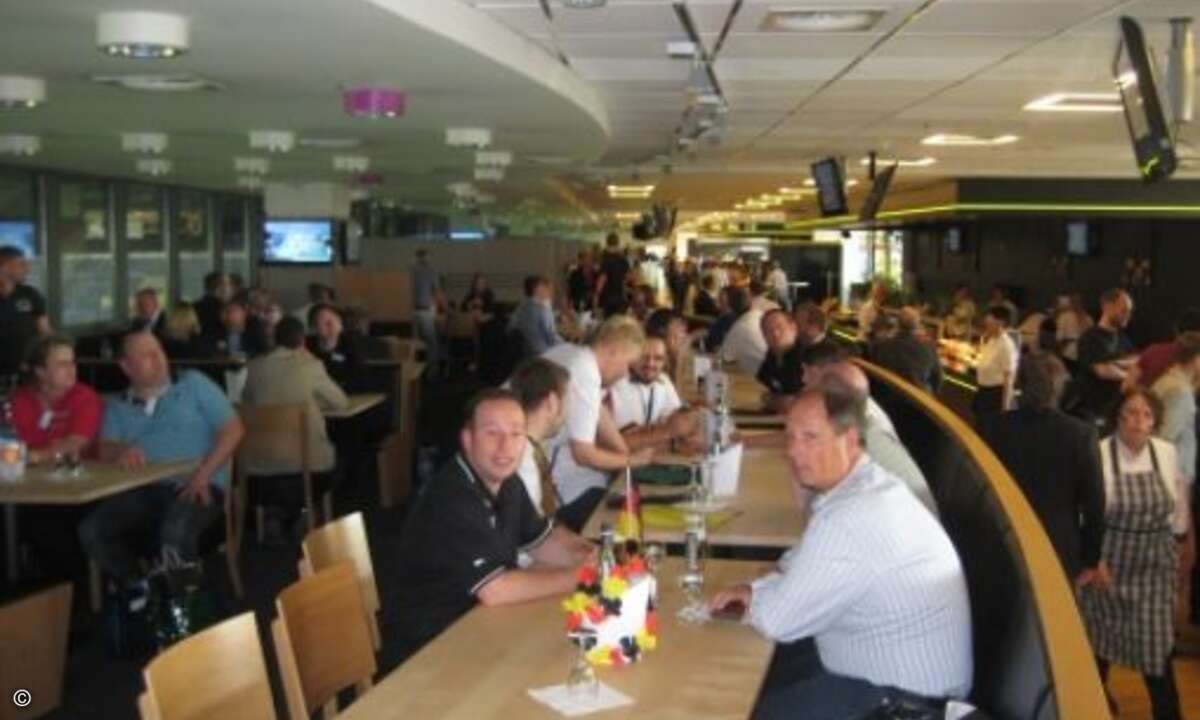 Manche verfolgten das Spiel aber lieber in der VIP-Lounge des Stadions (Bild: CRN)