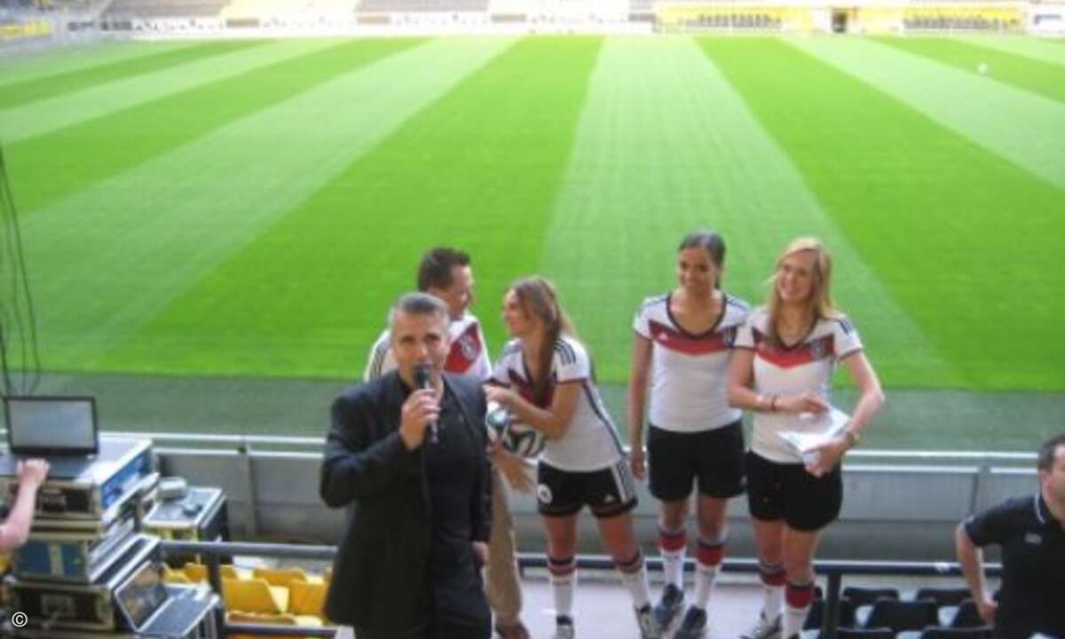 Christos Golias und die Tarox-Marketing-Expertinnen verlosten WM-Bälle (Bild: CRN)