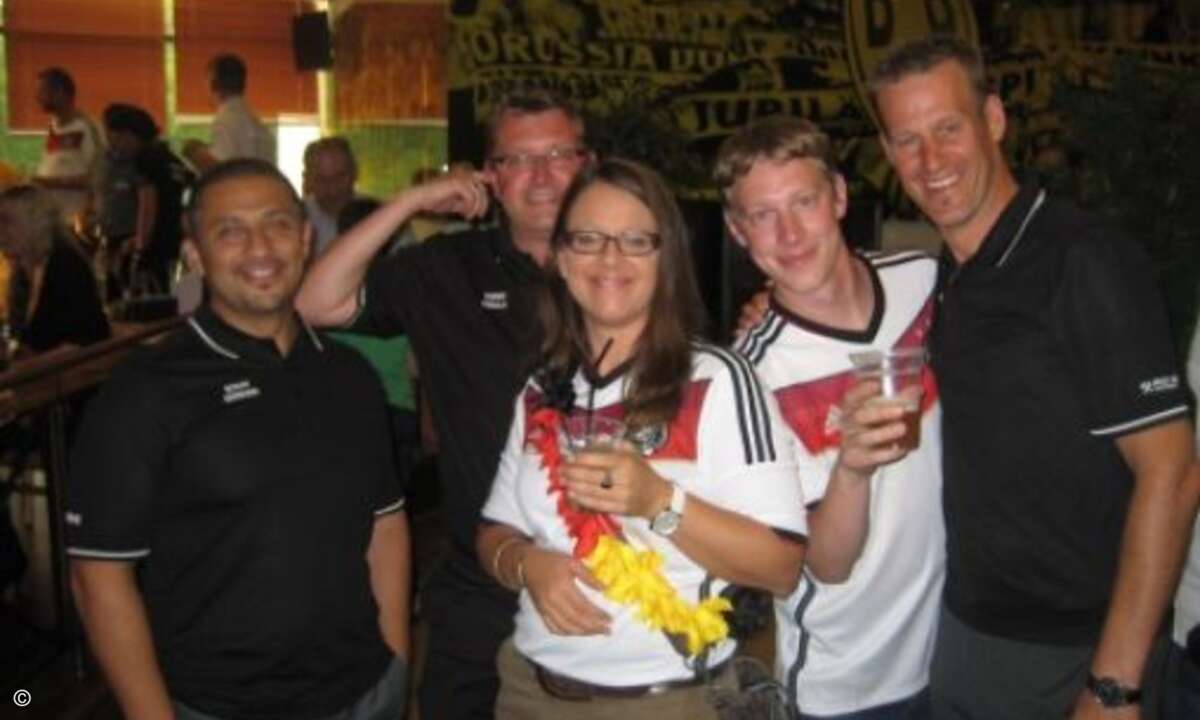 Der WM-Sieg und der erfolgreiche Messetag wurden ausgiebig gefeiert (Bild: CRN)