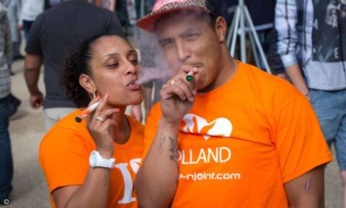 Erfunden wurde der e-Joint von der kleinen Firma E-Njoint aus Holland. Dort scheint er gut anzukommen, auch wenn der holländische Einweg-Joint vorerst nur aromatisierten Wasserdampf ausstößt. Während die Inhaltsstoffe hier lediglich Propylenglykol, G