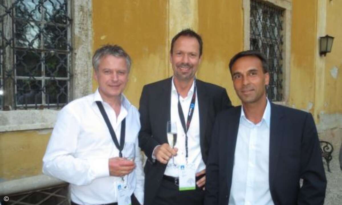 Genießen die Atmosphäre vor dem Kiscelli Museum: Bernward Anders (Anders & Rodewyk), Markus Götz und Bijan Taleghani (beide TIM)