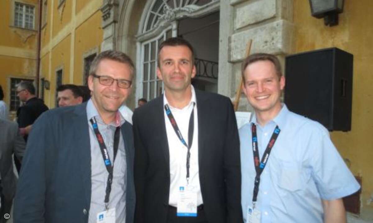 Sandro Walker (Advanced UniByte), Maik Hoehne (NetApp) und Oliver Kügow (teamix) sind beim Empfang vor dem Museum bester Laune