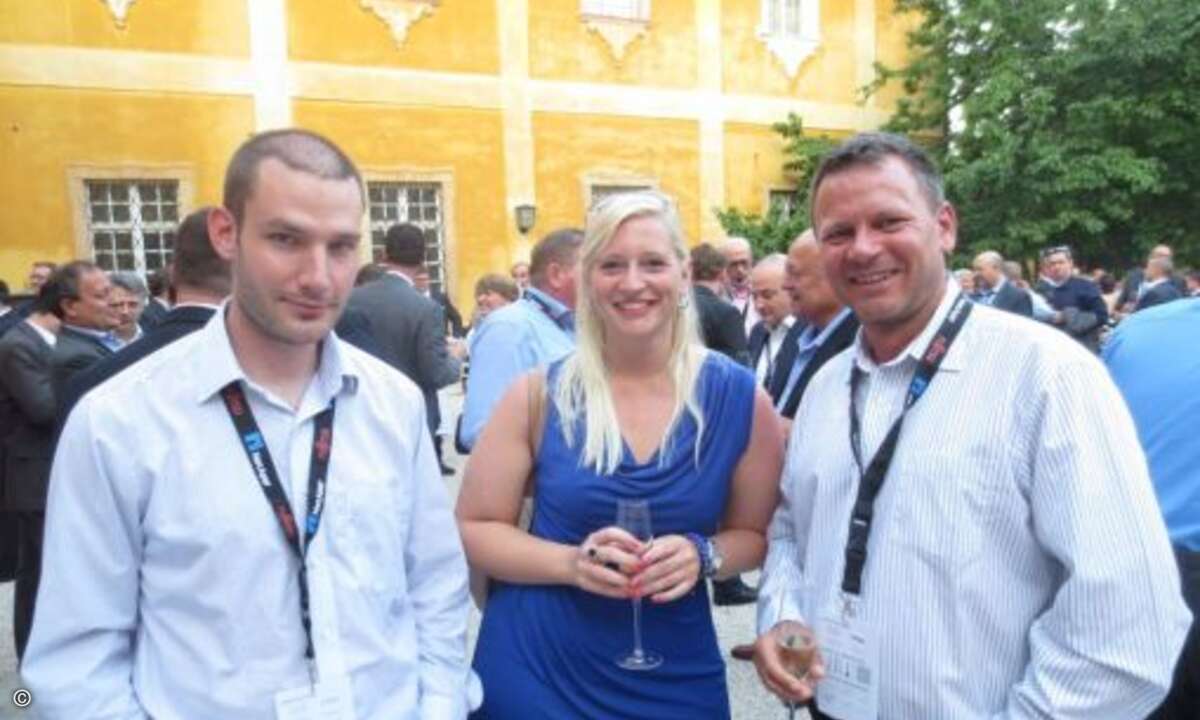 Motto für den Tag: Cloud. Motto für den Abend: blauer Himmel und strahlende Gesichter. David Rusin (Alef), Christina Spelic (BCC) und Daniel Retergac (Vision IT Solutions) nehmen es ernst