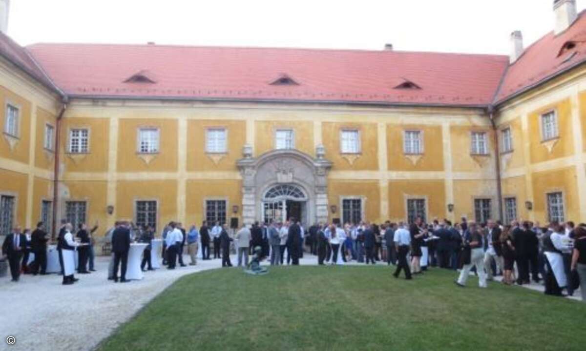 Beim Stehempfang vor dem Kiscelli Museum herrschen sommerliche Temperaturen