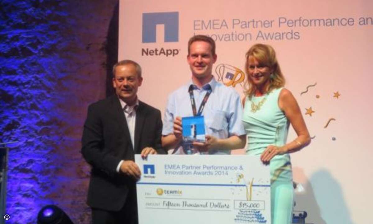 Teamix räumte in diesem Jahr einen der Partner Awards an, Geschäftsführer Oliver Kügow (Mitte) freut sich über die Auszeichnung