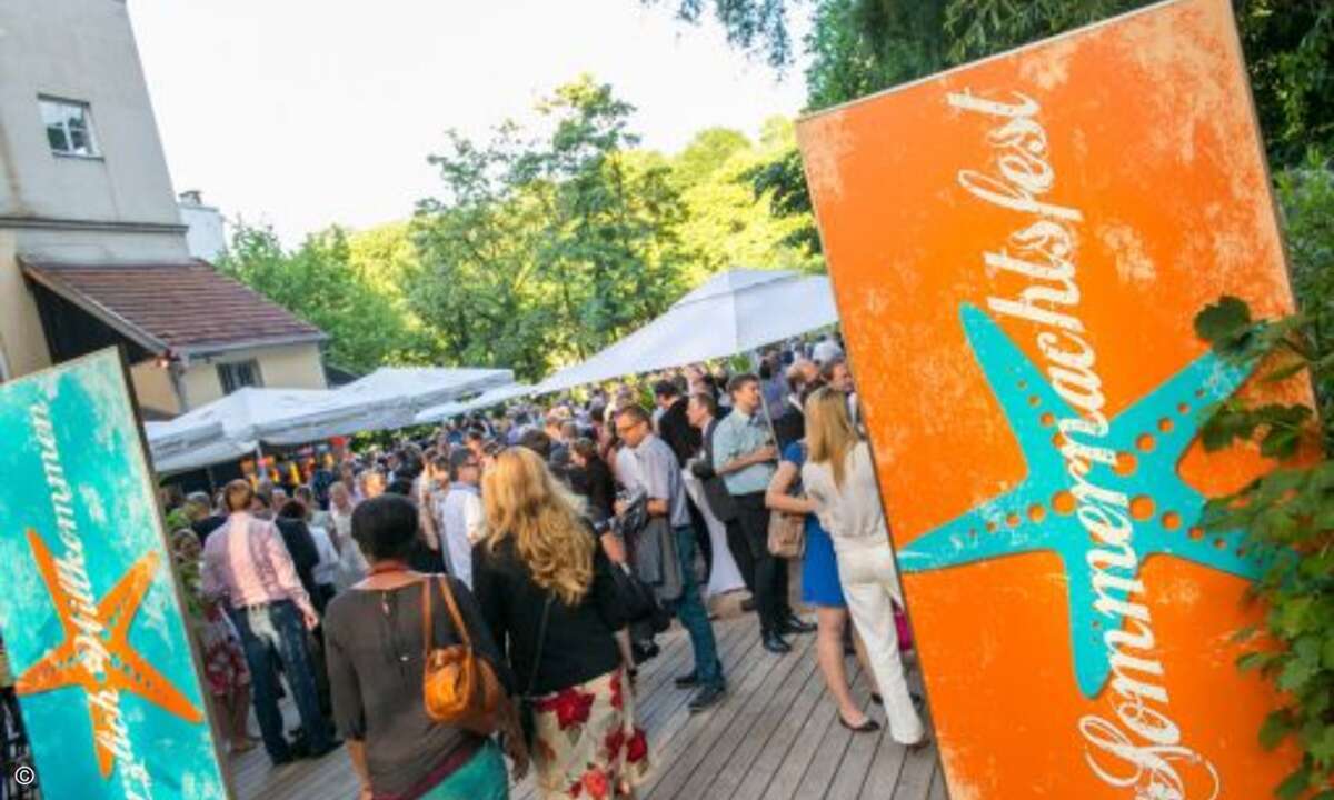 Das traditionelle Sommernachtsfest fand dieses Jahr in einer tollen Strandamtosphäre statt. (Foto: WEKA FACHMEDIEN)