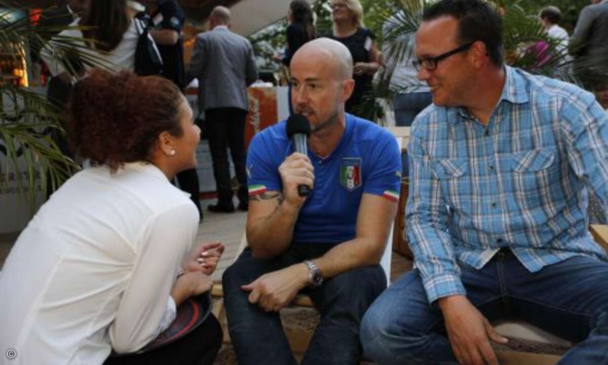 ITK-Publisher Matthäus Hose im Interview mit einer der netten Servicekräften. Stefan Knerrich von Schneider Electric schaut interessiert zu. (Foto: WEKA FACHMEDIEN)