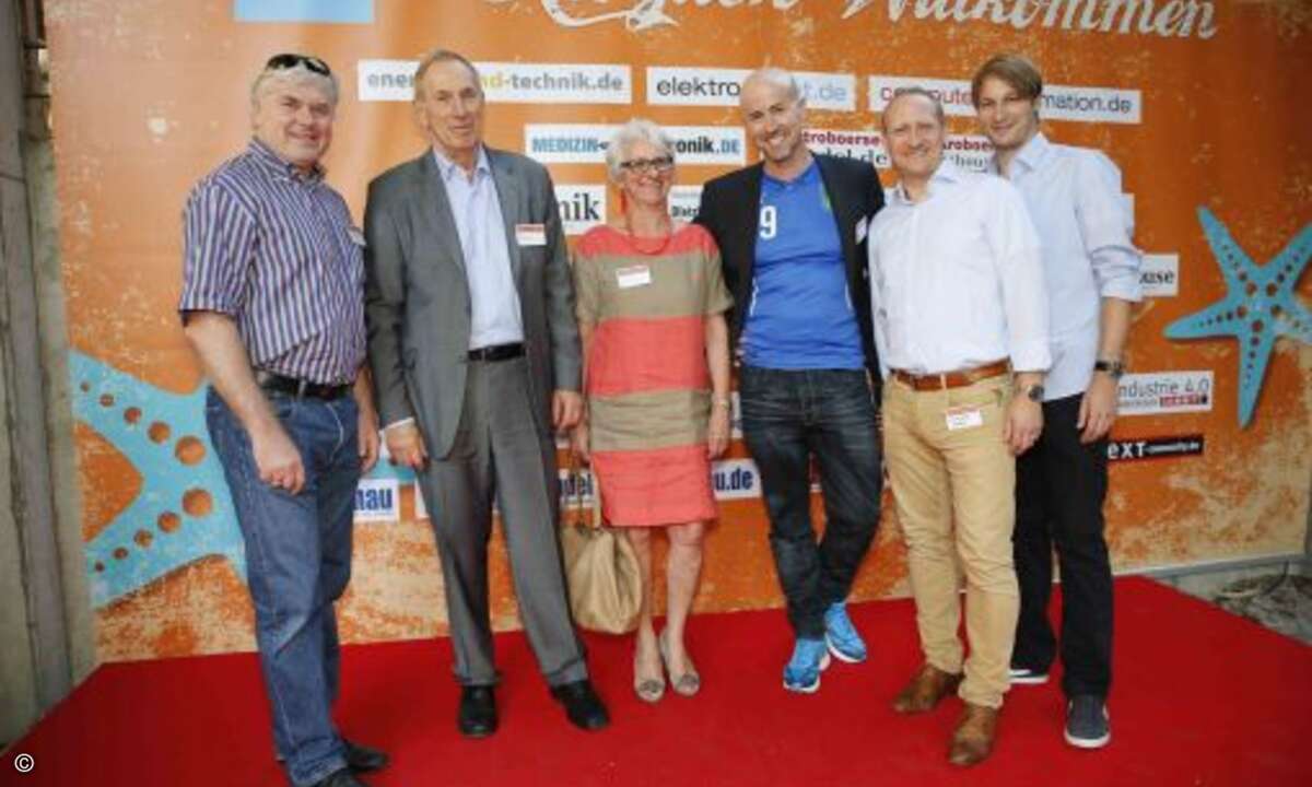 Martin Fryba (v. links) mit Distributions-Pionier Michael Kaack mit Gemahlin, Matthäus Hose und die Gebrüder Rusch von Buffalo beziehungsweise IngramMicro. (Foto: WEKA FACHMEDIEN)