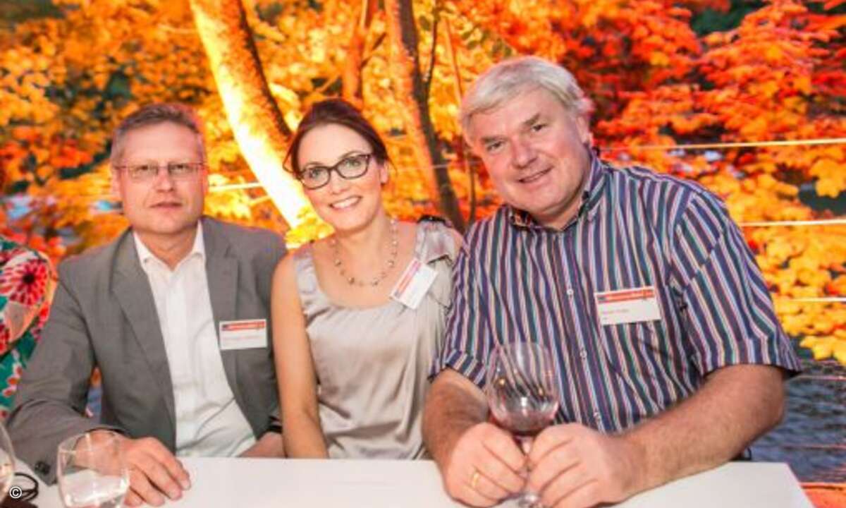 CRN-Chefredakteur Martin Fryba mit Hans-Jürgen Schneider und Judith Kiesel von DexxIT. (Foto: WEKA FACHMEDIEN)