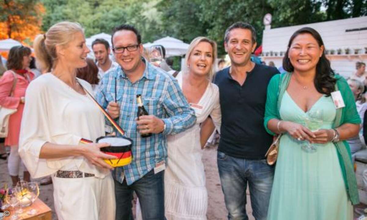 Sandra Hanel von der CRN (v. links), Stefan Knerrich von APC by Schneider Electric, Carolin Schlüter (CRN), Dieter Rahe (APC by Schneider Electric) und Miriam Franke von SanDisk. (Foto: WEKA FACHMEDIEN)