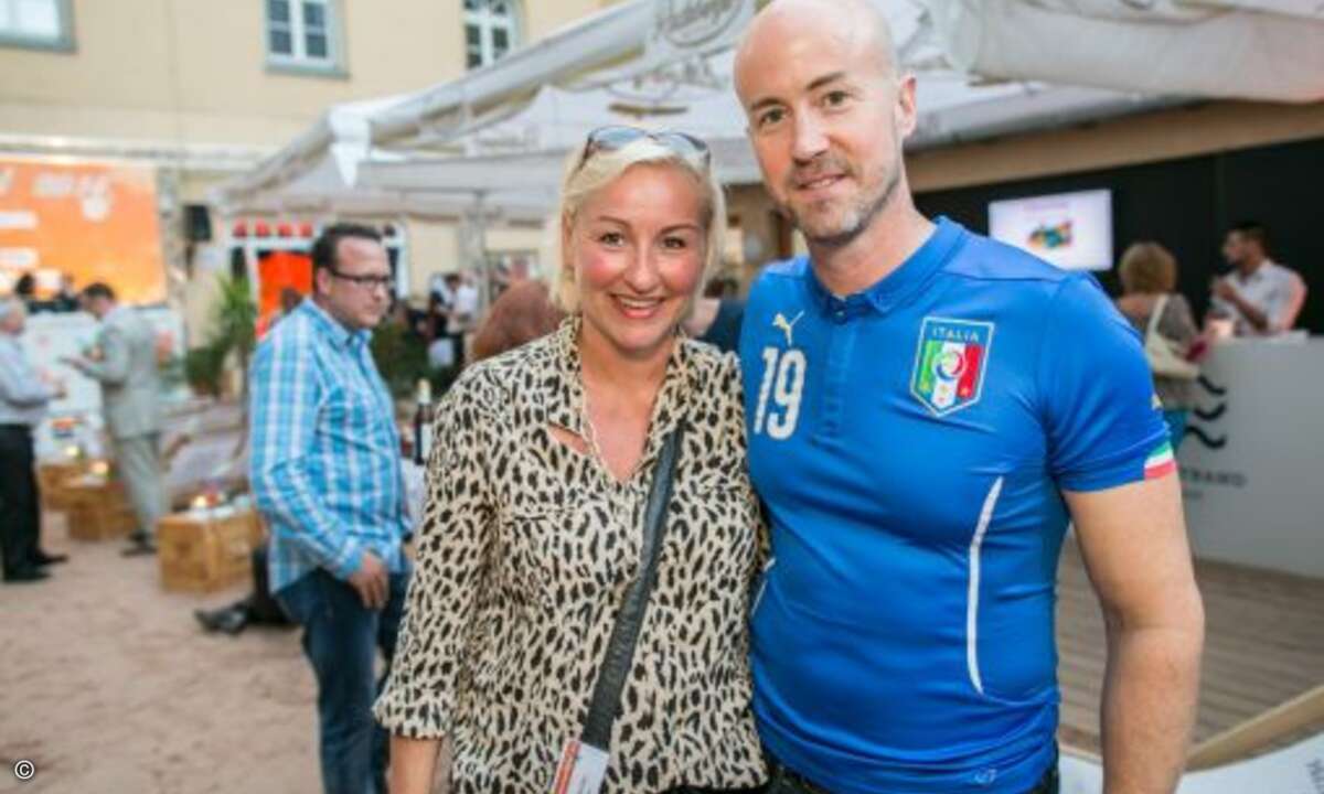 Christine Händler (ComTeam) mit Matthäus Hose. (Foto: WEKA FACHMEDIEN)