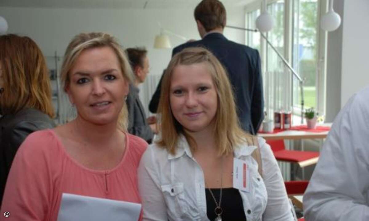 Carolin Schlüter von der CRN (links) mit Julia Gössl. (Foto: CRN)