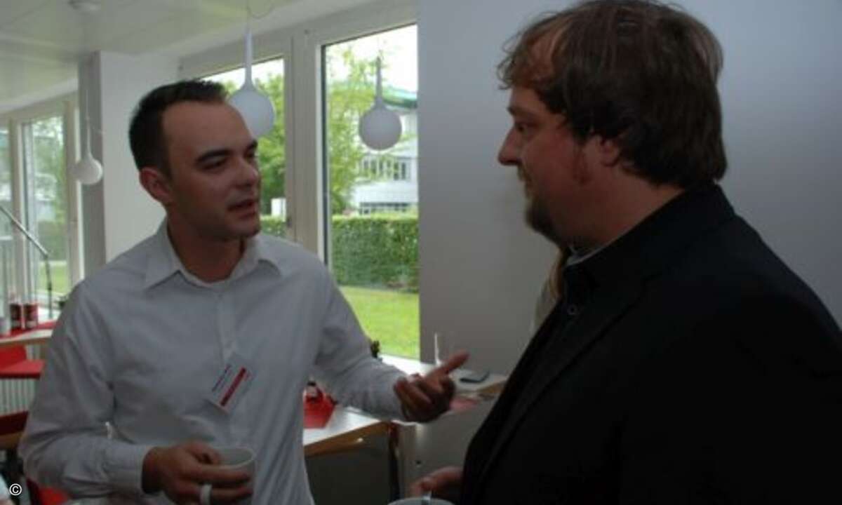 Maximilian Bode (IntraWorlds) unterhält sich mit CRN-Redakteur Lars Bube (rechts). (Foto: CRN)
