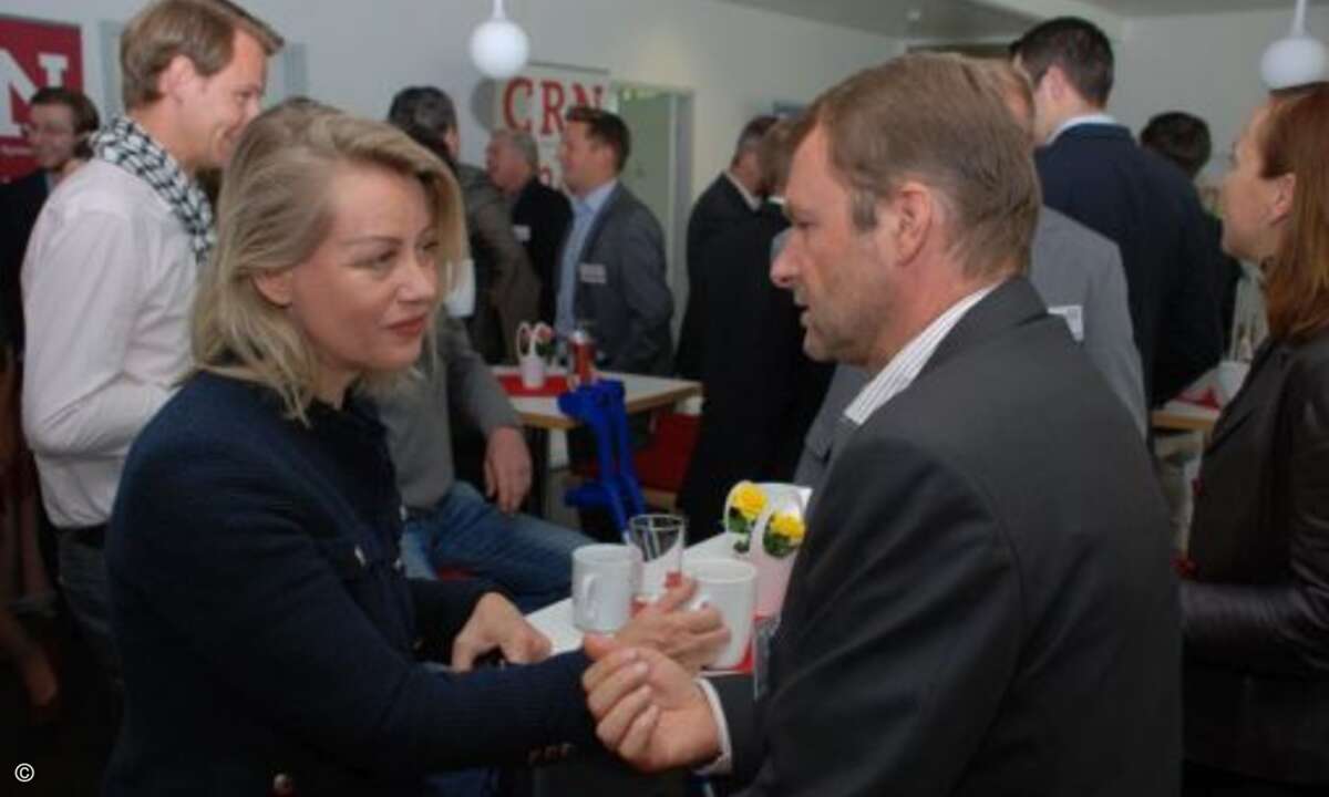 CRN-Reporterin Michaela Wurm (links) nutzt die Zeit vor dem Workshop für ein Gespräch mit Martin Greimel. (Foto: CRN)