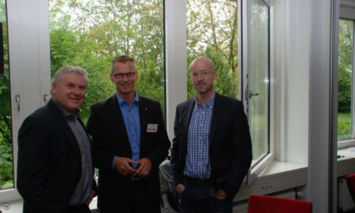 Martin Fryba (v. links) mit Sven Stiefvater (Bechtle) und ITK-Publisher Matthäus Hose. (Foto: CRN)