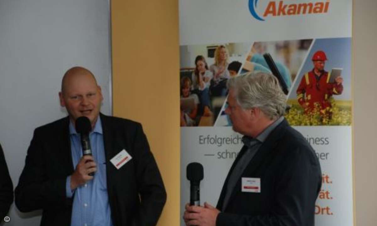 Tim Schütte (links) bei der abschließenden Diskussionsrunde mit Martin Fryba. (Foto: CRN)