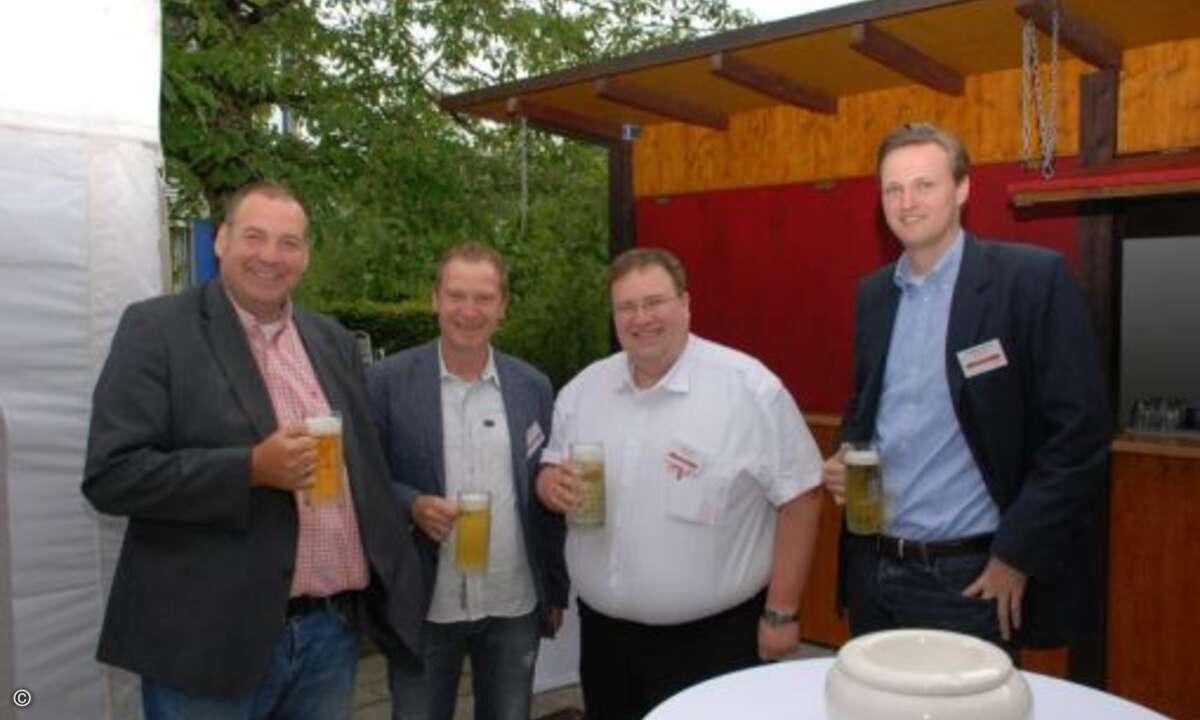 Im Anschluss ging es zu Bier und Spanferkel in den Biergarten. (Foto: CRN)