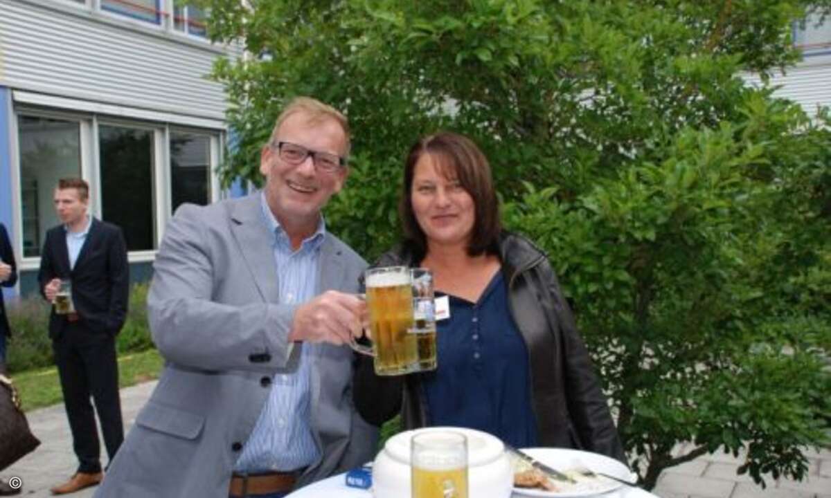 Auch das Bier scheint zu schmecken. (Foto: CRN)