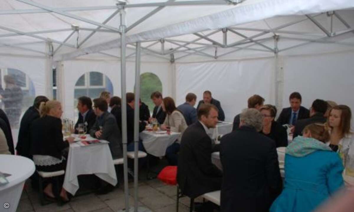 Beim Essen wurde sich drinnen ... (Foto: CRN)