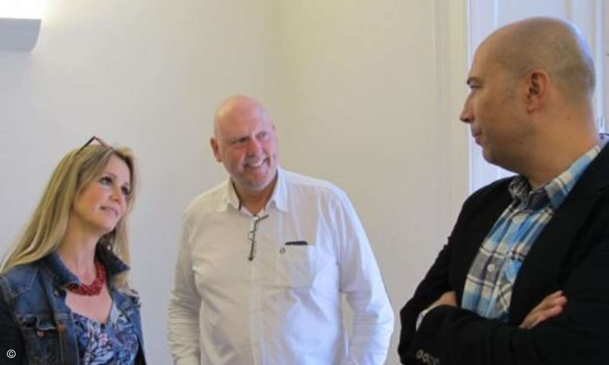 Isabelle von Künßberg von Acmeo (v. links) im Austausch mit Franz-Josef Michgehl (Michgehl & Partner) und Mario Lozic (IQ Solutions). (Foto: Acmeo)