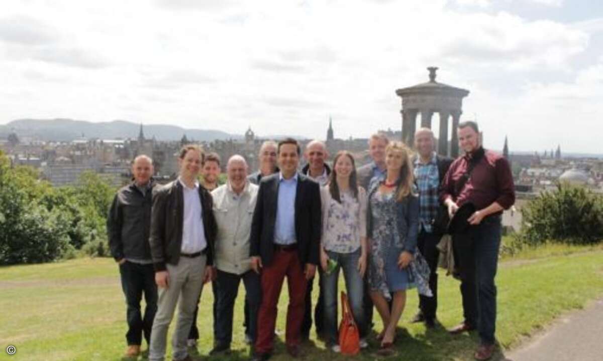 Sightseeing in Edinburgh mit Panoramablick, Zeit für ein Gruppenfoto. (Foto: Acmeo)