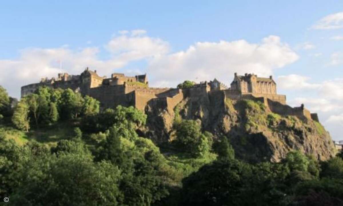 Ein imposantes Bauwerk der Old Town Edinburgh, historische Steine prägen das Stadtbild. (Foto: Acmeo)