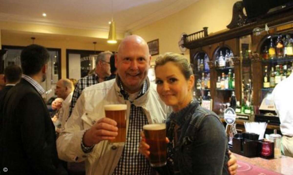 Franz-Josef Michgehl von Michgehl & Partner (v. links) und Isabelle von Künßberg (Acmeo) haben sich einen Pint im Pub verdient. (Foto: Acmeo)