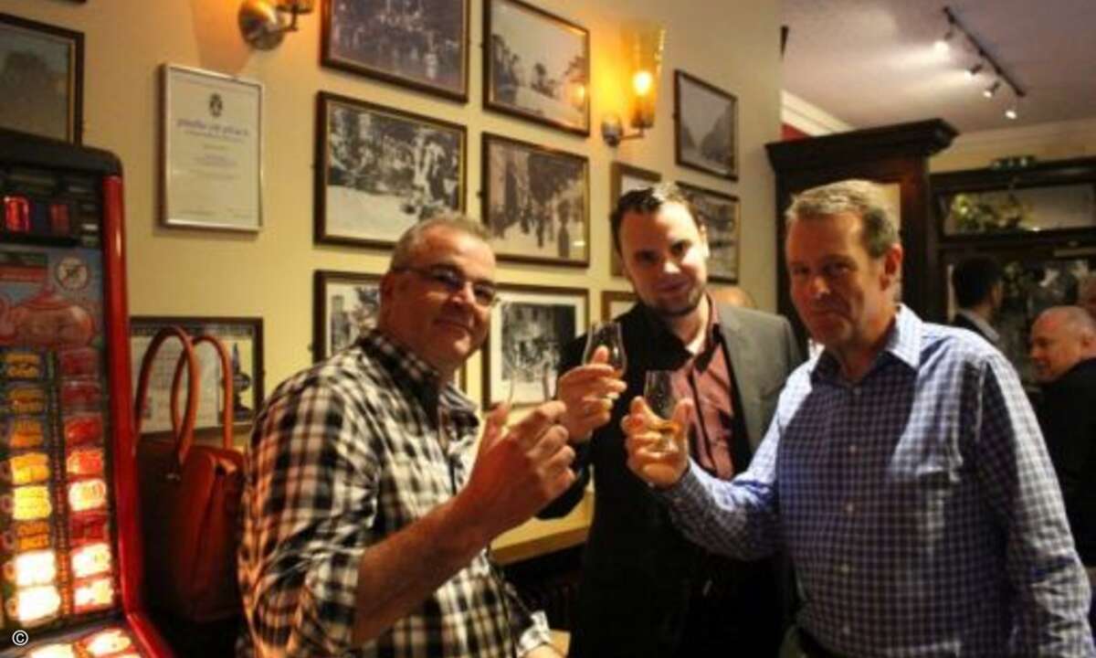 Stefan Schlange von EXO3 (v. links), Hendrik Müller (MR-Systeme) und Colin MacKenzie (GFI Max) sind auf den Whisky-Geschmack gekommen. (Foto: Acmeo)