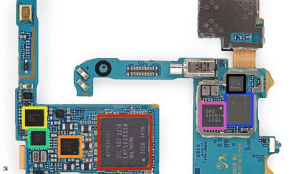 ... die Motherboards der kleinen Gadgets. Im Bild ist die Platine der Samsung Gear 2, auf der wir folgende ICs erkennen: Auf der Vorderseite einen Samsung KMF5X0005M (rot, wahrscheinlich DRAM-Paket mit einer 1 GHz Dual-Core CPU darunter), einen Step-