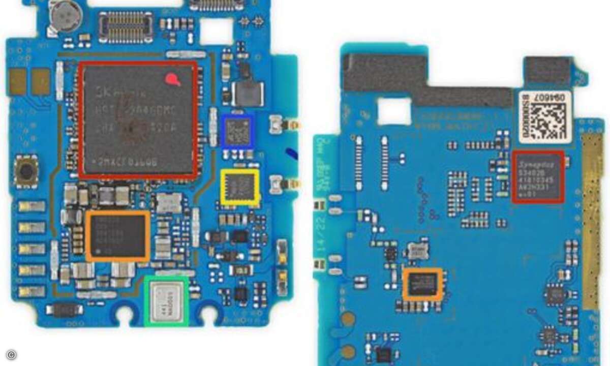 Zeit zu schauen, welche Komponenten Konkurrent LG verwendet. Auf der Voderseite der nahezu quadratischen Platine (links) dominiert der DRAM-Speicher von SK Hynix (rot, H9TU32A4GDMC, 512 MB). Darunter befindet sich das gleiche System on Chip wie bei d