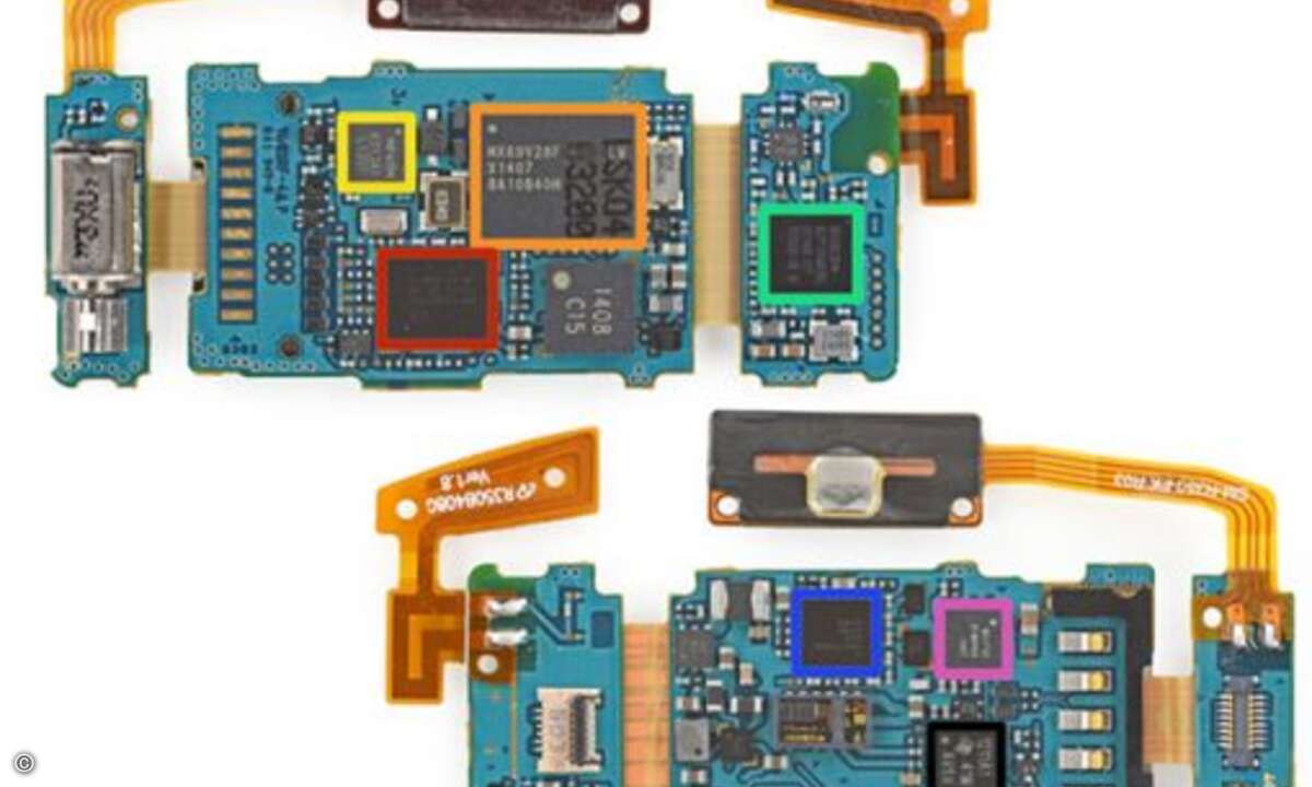 Deutlich enger geht es auf der Leiterplatte der Samsung Gear Fit zu. Hier sind die Chips auf engem Raum zusammengedrängt, zum Beispiel eine 32 bit ARM Cortex CPU mit 180 MHz von STMicroelectronics (rot, STM32F439ZI). Direkt daneben befinden sich der