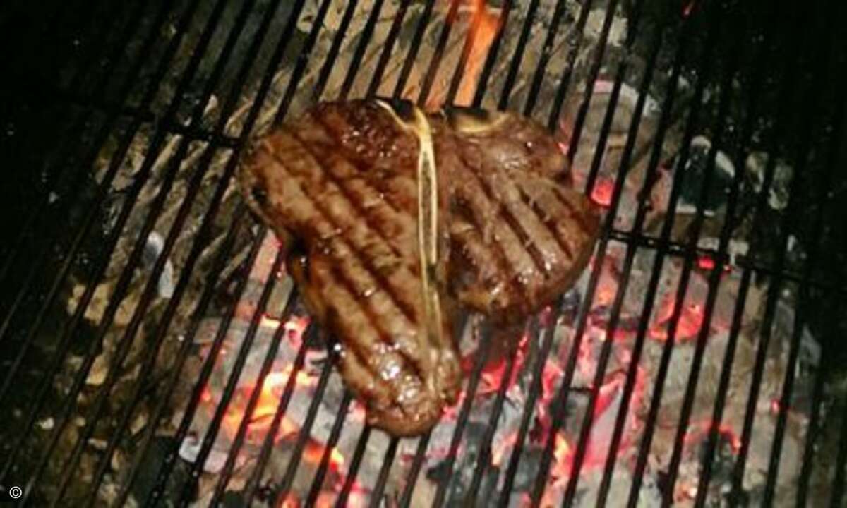 So muss ein Steak aussehen! Ein wahrer Grillmeister weiß, wann das Fleisch fertig ist. Für alle anderen gibt es das wireless BBQ-Thermometer iCelsius. (Bild: elektroniknet.de)