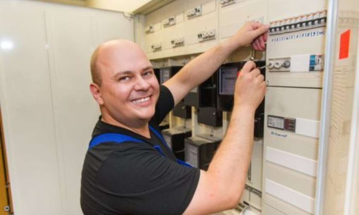 Überspannungsschutz durch Elektroinstallateur: Zieht man einen Fachmann zu Rate, kann dieser einen Überspannungsschutz in den zentralen Stromverteiler einbauen. Für Mehrfamilienhäuser gelten hier natürlich andere Richtlinien als für eine kleine Singl